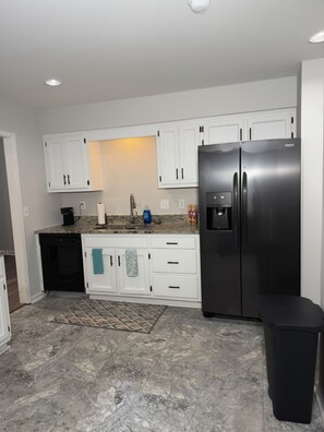 Private kitchen - Furnished 6-bedroom home in Jonesboro. Perfect for any stay. Utilities included (Jonesboro)