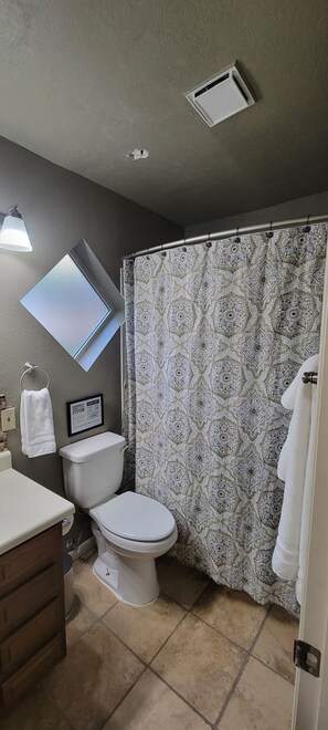 Bathroom - Tranquil 1-bedroom condo at Eagle Point perfect for relaxing stay (Beaver)