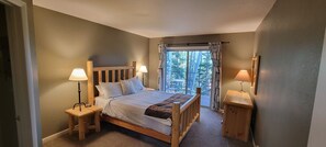 Room - Tranquil 1-bedroom condo at Eagle Point perfect for relaxing stay (Beaver)