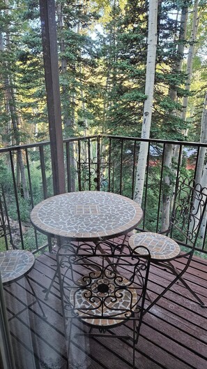 Outdoor dining - Tranquil 1-bedroom condo at Eagle Point perfect for relaxing stay (Beaver)