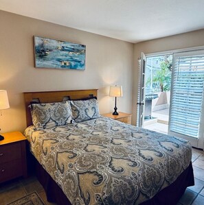 3 bedrooms, iron/ironing board, WiFi - Bay Breeze Beach House | Steps to Mission Bay & the Ocean (San Diego)