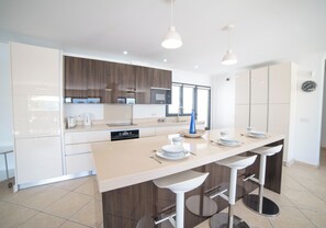 Fridge, microwave, oven - Large Villa - Sleeps 10 - Featuring Pool Table, Air Con, Pool Table & More (Playa Blanca)