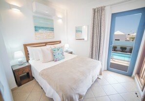 Free WiFi - Large Villa - Sleeps 10 - Featuring Pool Table, Air Con, Pool Table & More (Playa Blanca)