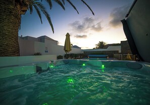 Outdoor spa tub - Large Villa - Sleeps 10 - Featuring Pool Table, Air Con, Pool Table & More (Playa Blanca)