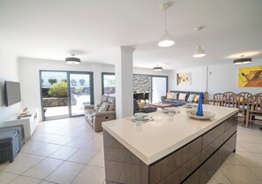 TV - Large Villa - Sleeps 10 - Featuring Pool Table, Air Con, Pool Table & More (Playa Blanca)