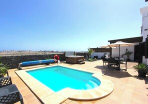 Pool - 2 Bedroom Villa with Heated Pool, Hot Tub, Air Con & Roof Terrace (Playa Blanca)