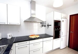 Private kitchen - 2 Bedroom Villa with Heated Pool, Hot Tub, Air Con & Roof Terrace (Playa Blanca)