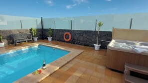 Pool - 2 Bedroom Villa with Heated Pool, Hot Tub, Air Con & Roof Terrace (Playa Blanca)