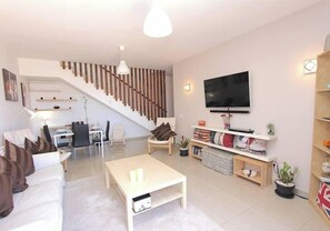 Living area - 2 Bedroom Villa with Heated Pool, Hot Tub, Air Con & Roof Terrace (Playa Blanca)