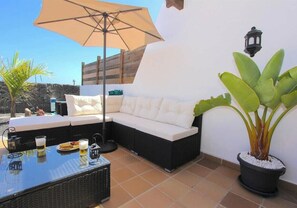 Terrace/patio - 2 Bedroom Villa with Heated Pool, Hot Tub, Air Con & Roof Terrace (Playa Blanca)