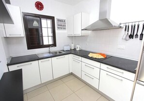 Private kitchen - 2 Bedroom Villa with Heated Pool, Hot Tub, Air Con & Roof Terrace (Playa Blanca)