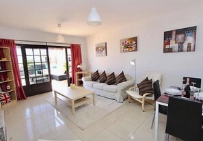 Living area - 2 Bedroom Villa with Heated Pool, Hot Tub, Air Con & Roof Terrace (Playa Blanca)