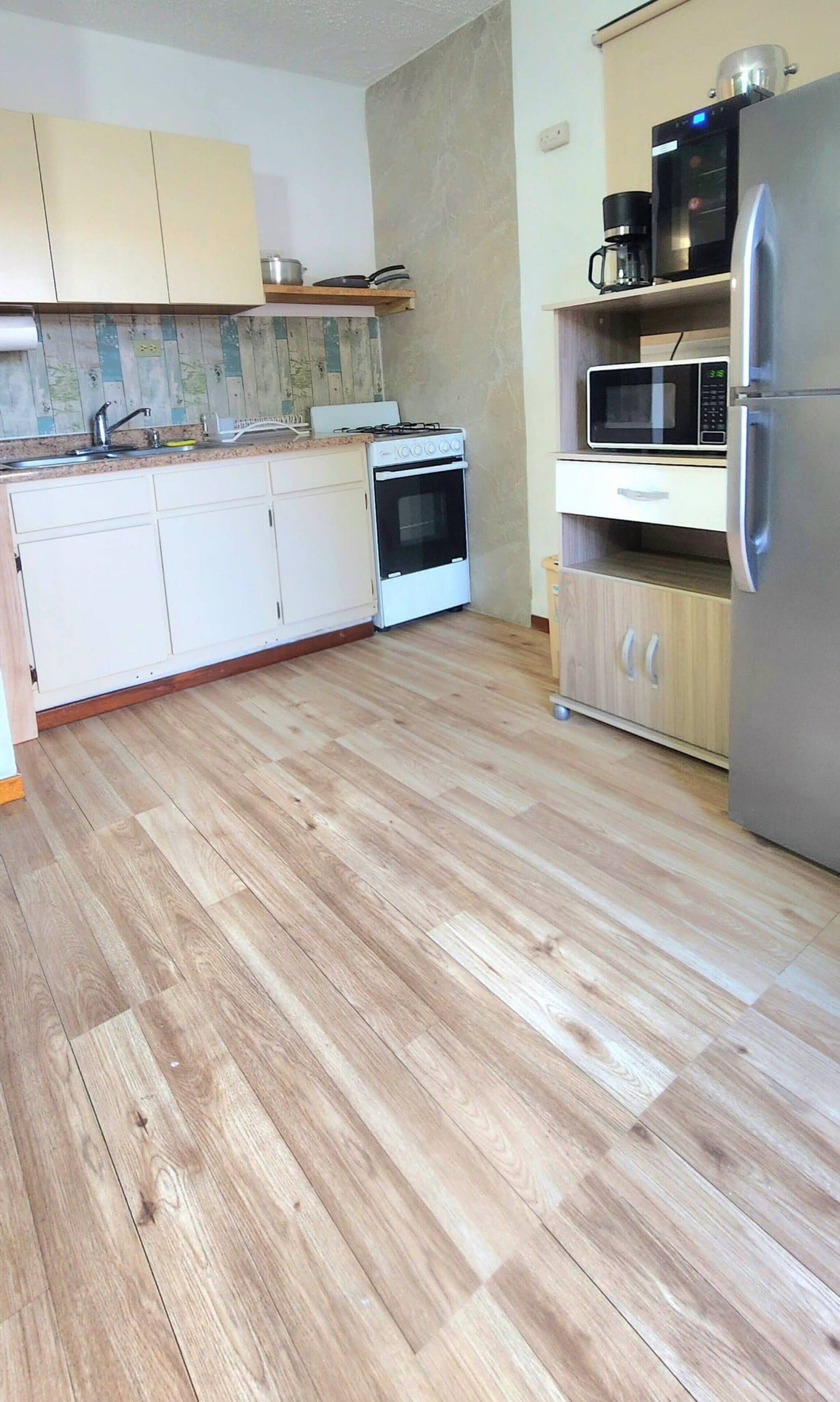 Refrigerador, microondas, horno y cafetera y tetera 