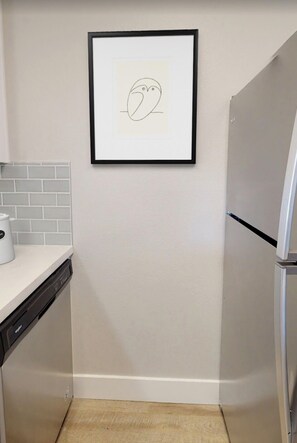 A kitchen with a dishwasher, a refrigerator, and a framed picture on the wall. - Cozy 2-bd apt in charming Los Angeles with AC, gym, pool, tennis !!! text !!!!!! (Los Angeles)
