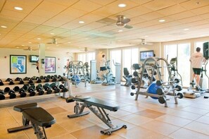 A gym with exercise equipment, a bench, and dumbbells. - Cozy 2-bd apt in charming Los Angeles with AC, gym, pool, tennis !!! text !!!!!! (Los Angeles)