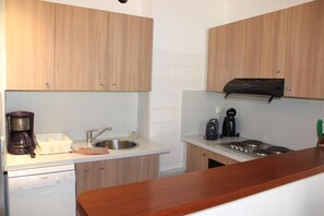 Microwave, oven, dishwasher - L'Escaou Un - COURSEGOULES (COURSEGOULES)