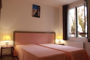 Travel cot, free WiFi - L'Escaou Un - COURSEGOULES (COURSEGOULES)