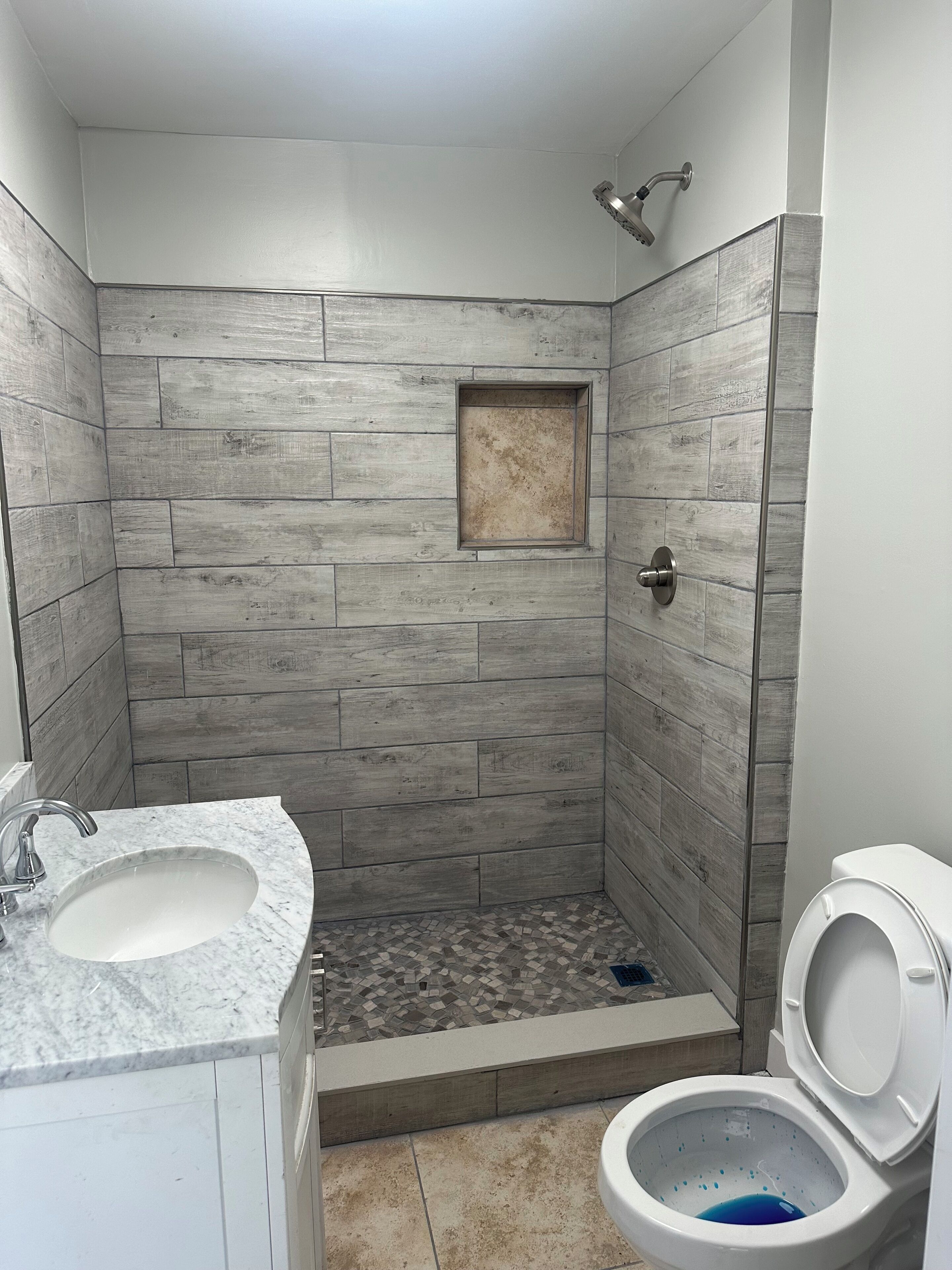 Douche, serviettes fournies, papier toilette
