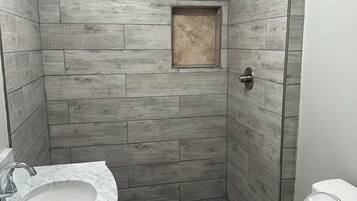 Douche, serviettes fournies, papier toilette