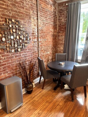 Dining - Benton Park Walkable Apartment- IN1S (St. Louis)