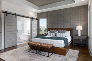 WiFi, bed sheets - House with Rooftop Patio, Next to a Park, 3 Miles to Downtown (Nashville)