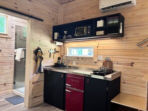 Kühlschrank, Mikrowelle, Herdplatte, Wasserkocher mit Kaffee-/Teezubehör