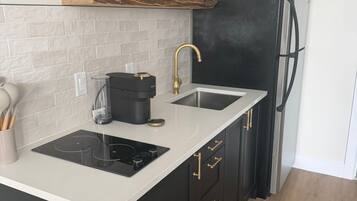 Deluxe Room | Private kitchen | Fridge, stovetop, cookware/dishes/utensils