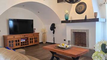Smart TV y chimenea