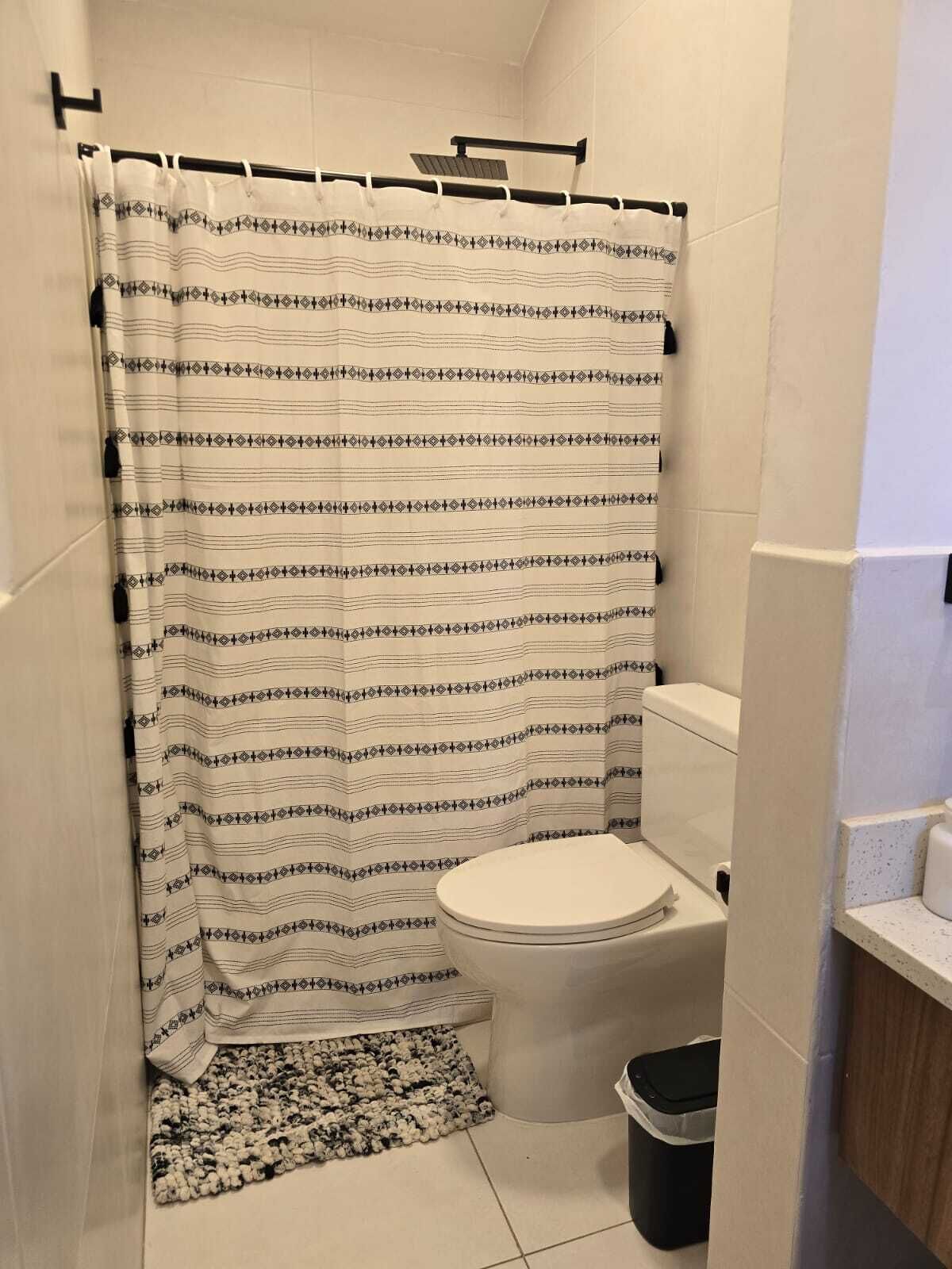 Chuveiro, secador de cabelo, toalhas de banho, sabonete