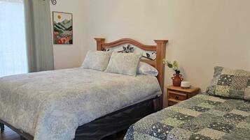Tabla de planchar con plancha, wifi gratis y ropa de cama