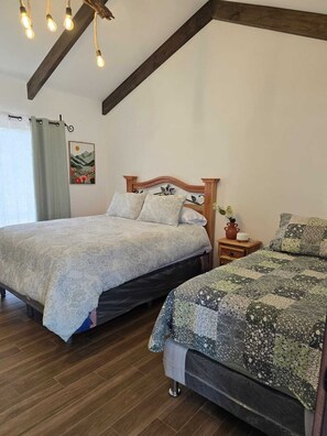 Tabla de planchar con plancha, wifi gratis y ropa de cama 