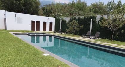 Spacious 4-bedroom house in Antigua Guatemala with AC and pool with jacuzzi/Gym
