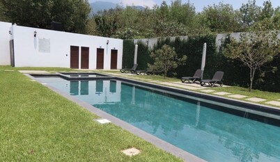 Spacious 4-bedroom house in Antigua Guatemala with AC and pool with jacuzzi/Gym