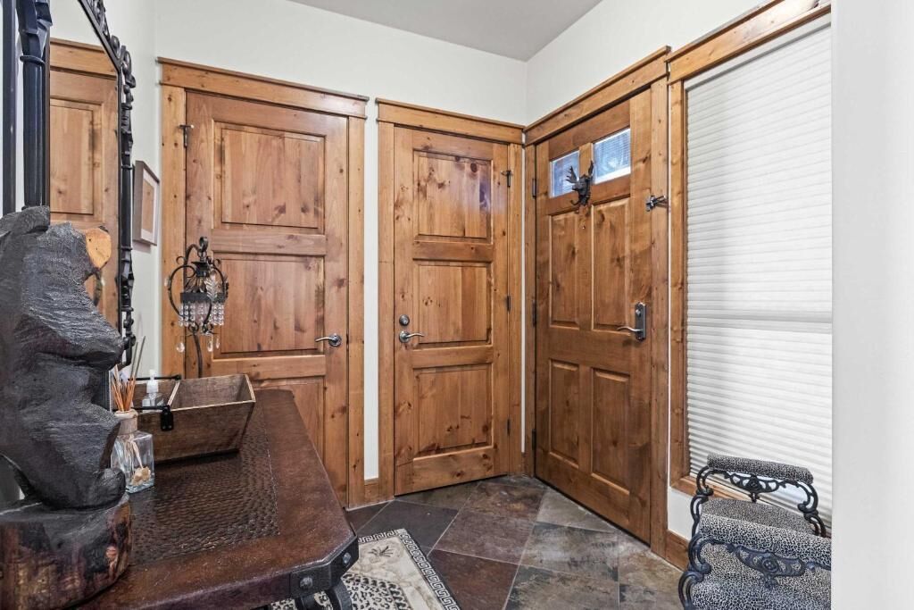 Apartment, 2 Bedrooms, Bathtub, Mountain View | Interior