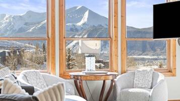 Apartment, 2 Bedrooms, Bathtub, Mountain View | Interior