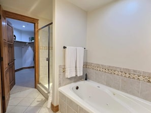 Luxury Apartment, 4 Bedrooms, Mountain View | Bathroom | Combined shower/tub, towels, soap, shampoo