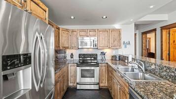 Apartment, 2 Bedrooms, Bathtub, Mountain View | Private kitchen | Coffee/tea maker