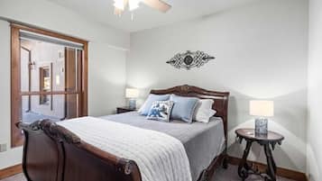 Apartment, 2 Bedrooms, Bathtub, Mountain View | Dihias secara berasingan, dilengkapkan perabot secara berasingan