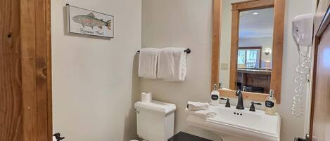Luxury-Apartment, 4 Schlafzimmer, Bergblick | Badezimmer | Duschwanne, Handtücher, Seife, Shampoo