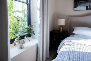 Iron/ironing board, free WiFi, bed sheets, wheelchair access