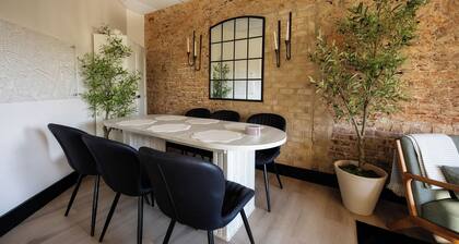 Luxe Downtown 3BR w/ Balcony • Sleeps 6 • N. Main St.