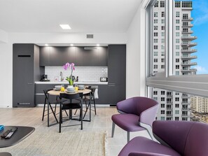 Kondominium Comfort, pemandangan teluk | Tempat makan