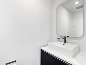 Kondominium Comfort, pemandangan teluk | Kamar mandi | Perlengkapan mandi gratis, pengering rambut, handuk, dan sabun