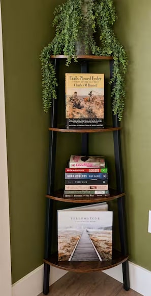 Una estantería con libros y una planta.