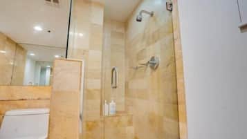 Appart'hĂŽtel Classique, vue ville | Salle de bain | SĂšche-cheveux, serviettes fournies, savon, shampoing