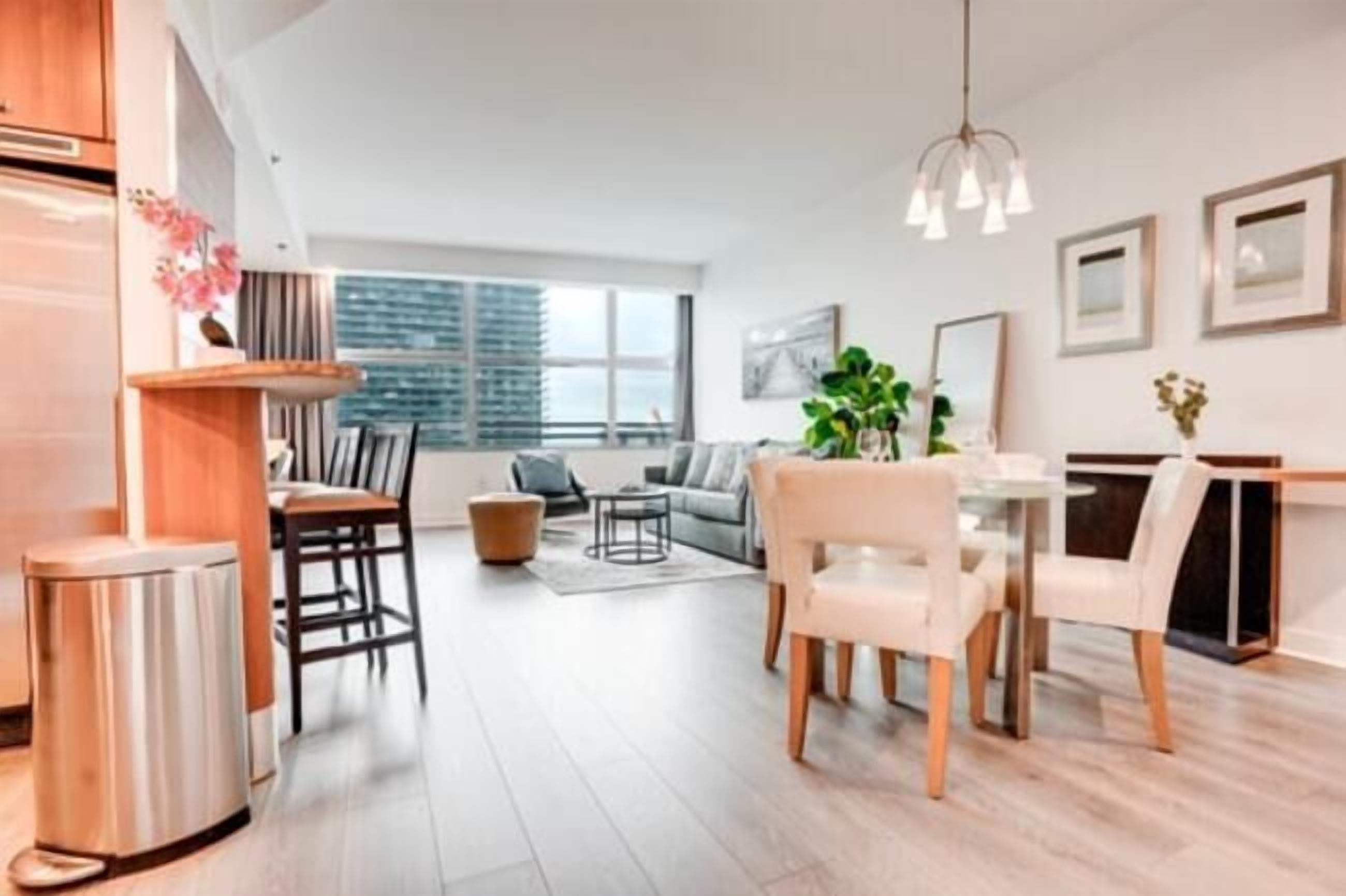 Classic Condo, City View | Makan dalam bilik
