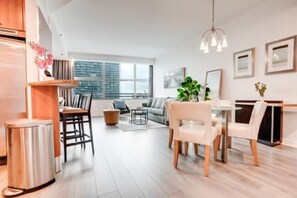 Apartamento clásico, vistas a la ciudad | Servicio de comidas en la habitación
