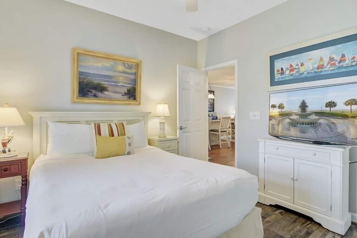 Condo (Moorings 506)