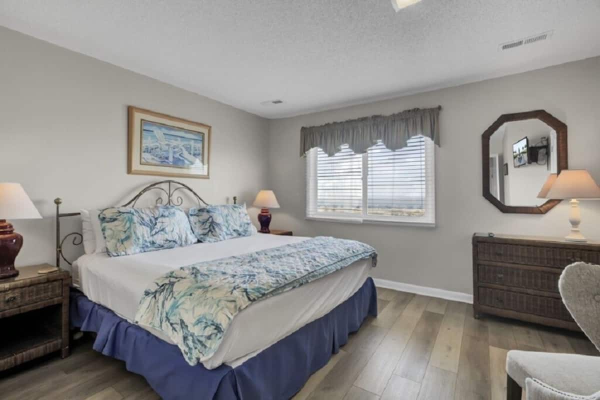 Condo (Mariners Walk 1A)