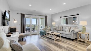 Condo (Mariners Walk 12C) | Khu phòng khách